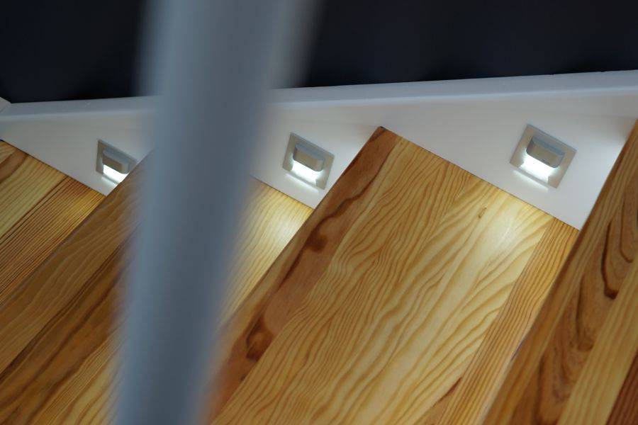 Holztreppe mit LED-Strahlern zur Treppenbeleuchtung